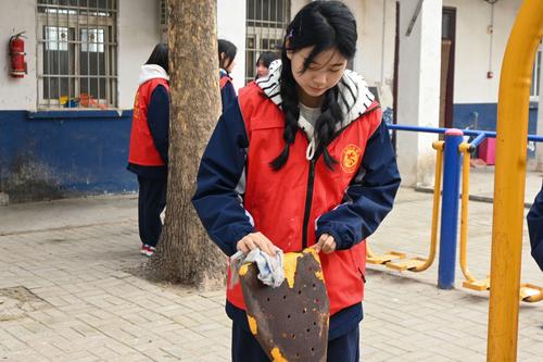 1志愿者打扫健身器材 1志愿者打扫健身器材