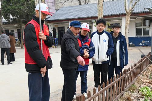 4老人向同学们介绍自己种的小青菜 4老人向同学们介绍自己种的小青菜