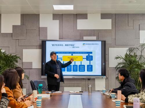 2郑州市教育科学规划与评估中心礼仪学科负责人徐二森带领大家认真学习 2郑州市教育科学规划与评估中心礼仪学科负责人徐二森带领大家认真学习