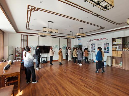3参观学校礼仪社团活动室 3参观学校礼仪社团活动室