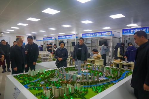 8参观智能家居实训室 8参观智能家居实训室
