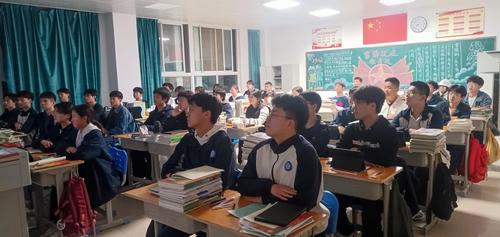 同学们在认真观看“3·15”晚会-(1) 同学们在认真观看“3·15”晚会-(1)