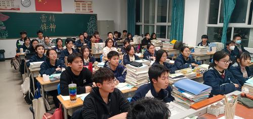 同学们在认真观看“3·15”晚会-(2) 同学们在认真观看“3·15”晚会-(2)