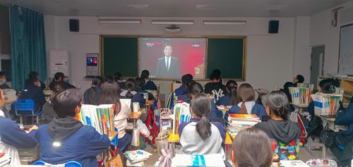 同学们在认真观看“3·15”晚会-(3) 同学们在认真观看“3·15”晚会-(3)
