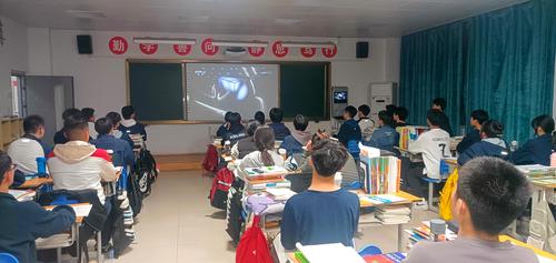 同学们在认真观看“3·15”晚会-(4) 同学们在认真观看“3·15”晚会-(4)