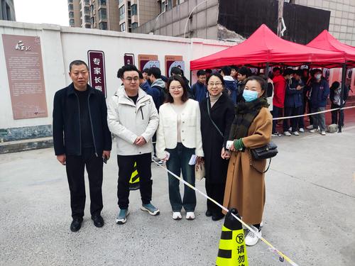 2校领导及班主任全程陪同 2校领导及班主任全程陪同