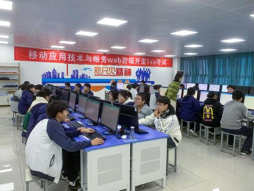 3学生认真答题 3学生认真答题