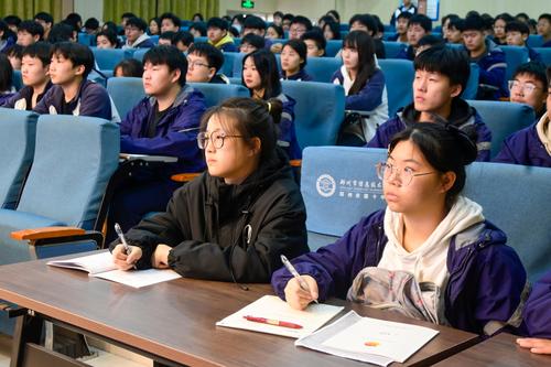 4学生们认真听讲并记录 4学生们认真听讲并记录