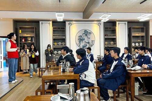 1.同学们在参观茶艺实训室 1.同学们在参观茶艺实训室