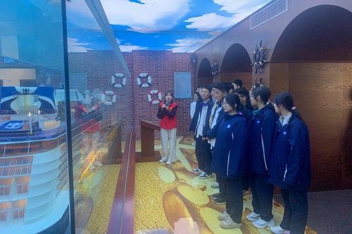 4.同学们在参观国际邮轮实训基地 4.同学们在参观国际邮轮实训基地