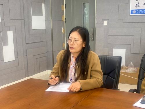3李新华老师在分享教学中的创新实践 3李新华老师在分享教学中的创新实践
