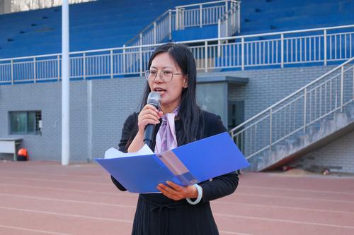 5高一年级长李新华老师总结发言并宣读获奖名单 5高一年级长李新华老师总结发言并宣读获奖名单