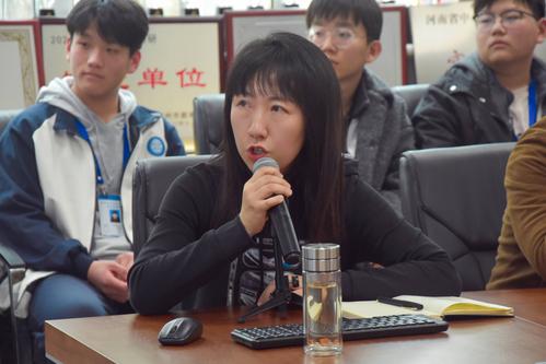 2教科研处主任梁爽主持会议 2教科研处主任梁爽主持会议