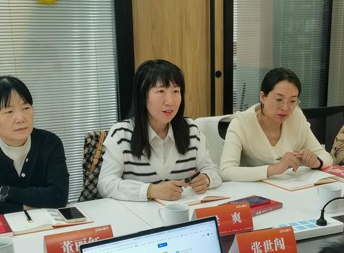 2taptap滚球校教科研处主任梁爽介绍学校情况