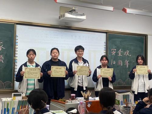 4.为获得“智慧之星”的同学进行颁奖 4.为获得“智慧之星”的同学进行颁奖