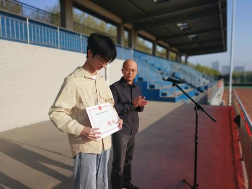 副校长王宏亮为王超杰颁发证书 副校长王宏亮为王超杰颁发证书