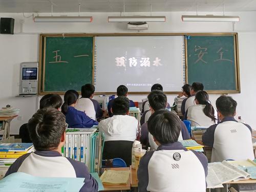 3学生观看防溺水教育视频 3学生观看防溺水教育视频