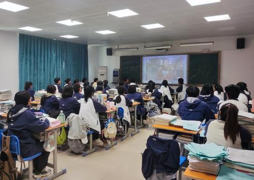 2--2104班学生观看视频 2--2104班学生观看视频