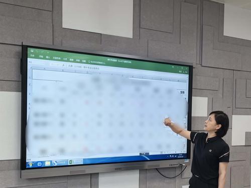 1高二年级长贺建萍发言 1高二年级长贺建萍发言