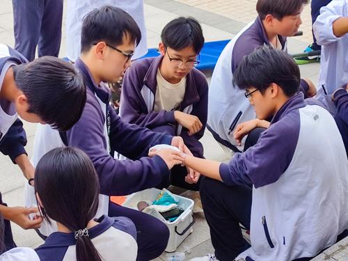 3学生模拟受伤后包扎 3学生模拟受伤后包扎