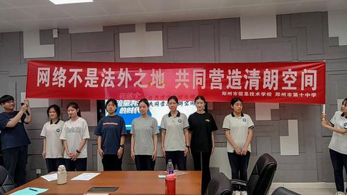 4.同学们在认真排练 4.同学们在认真排练