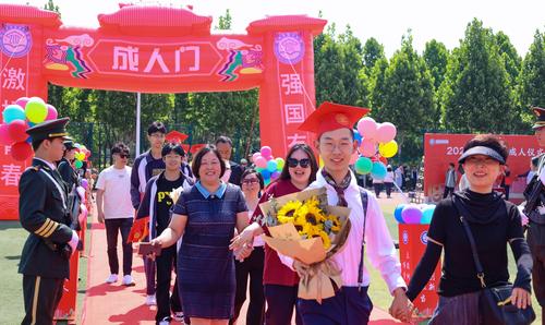 3家长陪学生一同过成人门 3家长陪学生一同过成人门