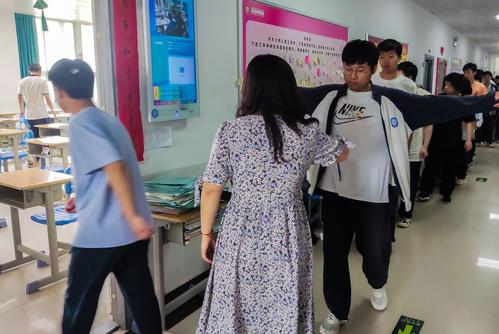 1学生进行无声入场演练 1学生进行无声入场演练