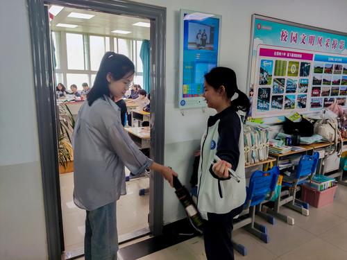 2学生接受金属探测检查 2学生接受金属探测检查