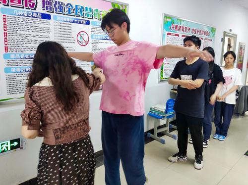 3教师对学生进行检查 3教师对学生进行检查