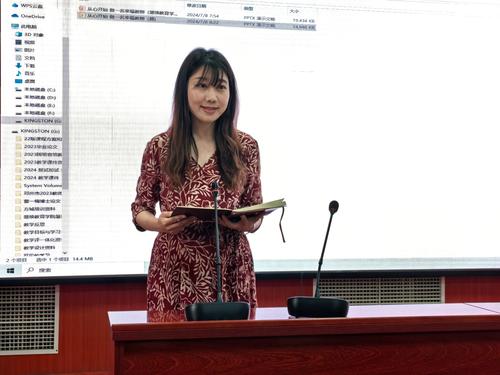 1刘转老师在分享自己的学习感悟 1刘转老师在分享自己的学习感悟