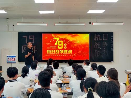 王松老师向同学们讲述抗战历史 王松老师向同学们讲述抗战历史