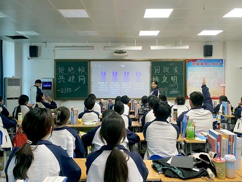 2主题班会上同学们热烈讨论 2主题班会上同学们热烈讨论