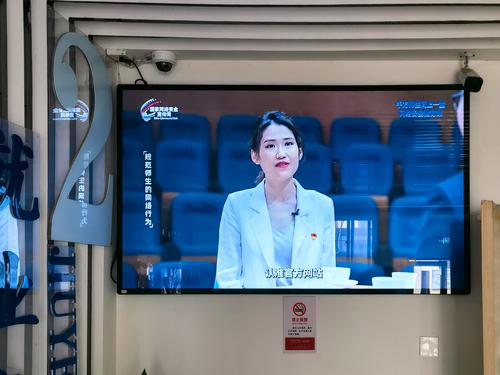 4在学校大屏幕上播放网络安全教育课 4在学校大屏幕上播放网络安全教育课