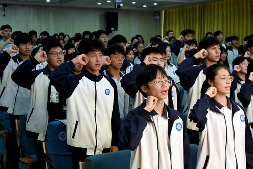 4学生们庄严宣誓 4学生们庄严宣誓