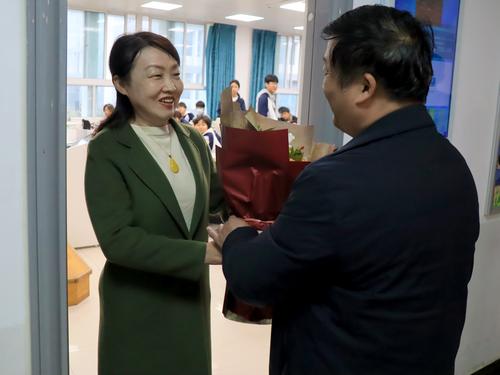 1副校长郑棣来到班级给班主任送上鲜花