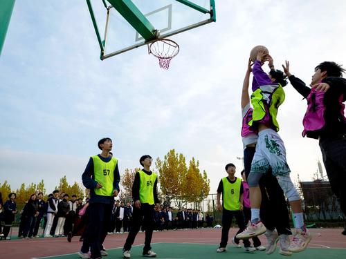 5拼抢篮板球 5拼抢篮板球