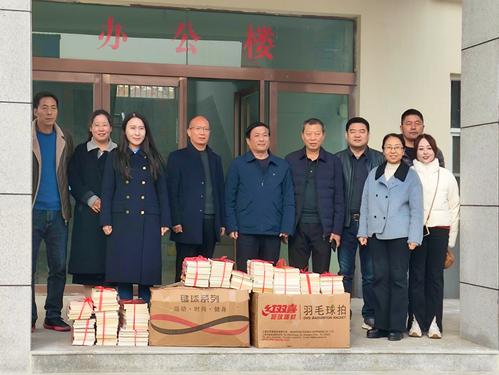 5给乡村学校带去了图书和体育器材 5给乡村学校带去了图书和体育器材