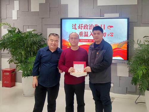 2支委会向党员赠送贺卡及学习资料 2支委会向党员赠送贺卡及学习资料