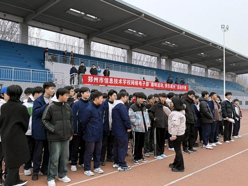 1班主任和学生制定比赛战术 1班主任和学生制定比赛战术
