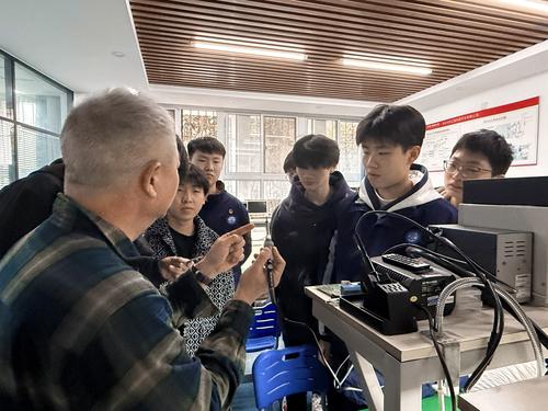1讲解电烙铁使用注意事项 1讲解电烙铁使用注意事项