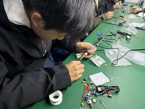 2学生认真进行焊接 2学生认真进行焊接
