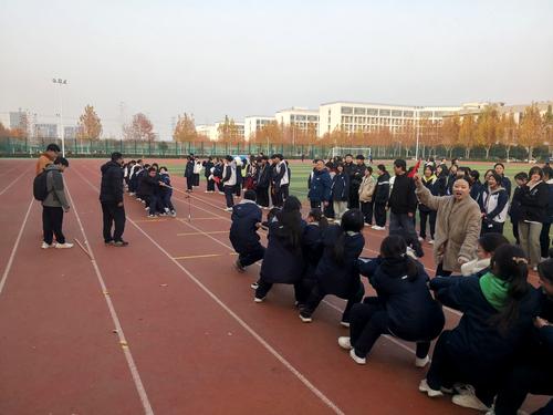 3班主任充当啦啦队队长 3班主任充当啦啦队队长