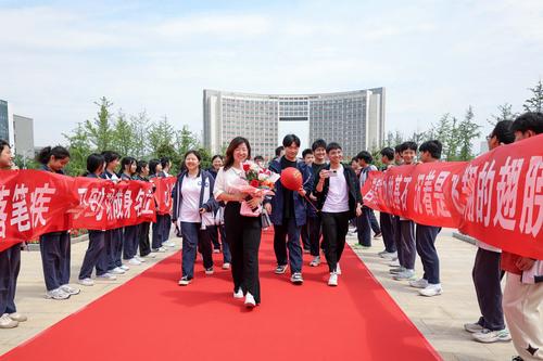 19高三学生走成功门