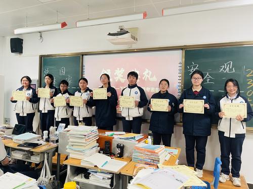 4.年级组分班级召开优秀学子表彰会