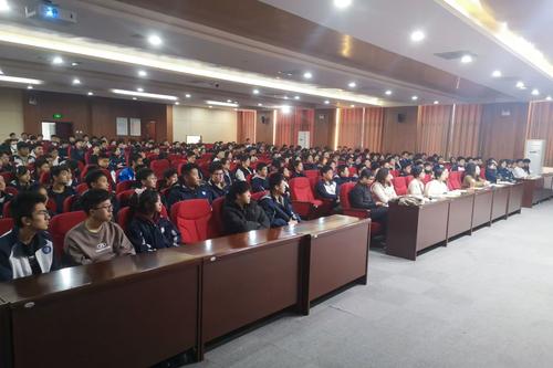 1.年级召开新高考选科指导专题会