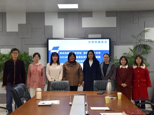 4.在一般课题中期走访活动中，年级课题组成员与专家合影留念