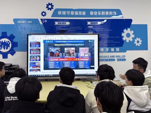 2苏文泽带领同学们学习大学竞赛项目 2苏文泽带领同学们学习大学竞赛项目
