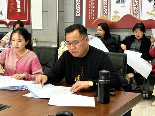 2张坤总结班主任工作并提出要求