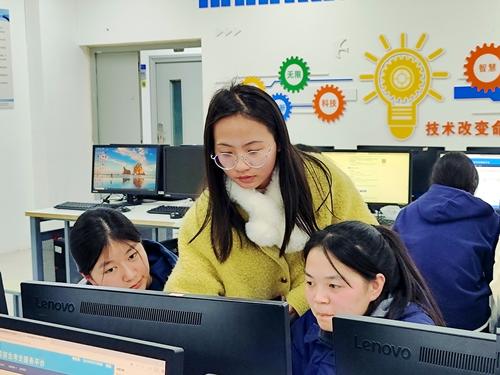 3.班主任吴自英老师指导学生报考 3.班主任吴自英老师指导学生报考