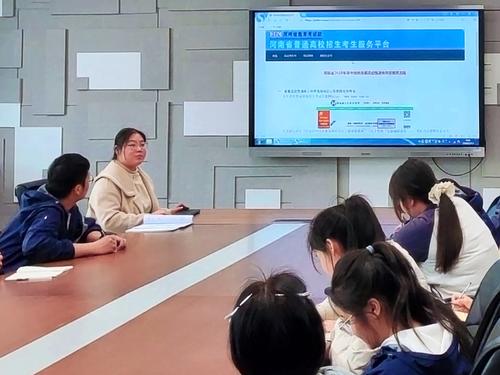 4. 陈玉秀老师对班干部进行前期培训 4. 陈玉秀老师对班干部进行前期培训